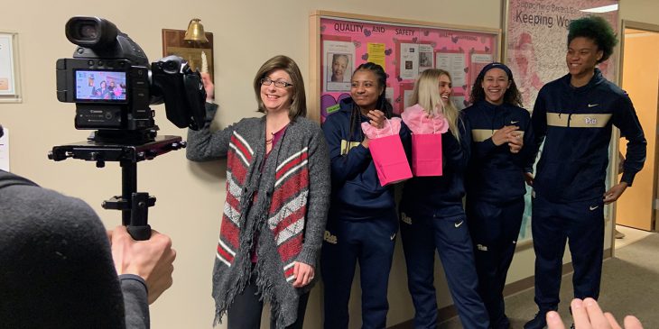 Pitt Women’s Basketball Team Visits UPMC Hillman Cancer Patients